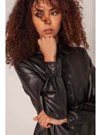 CAMISA BÁSICA ECOPIEL NEGRA