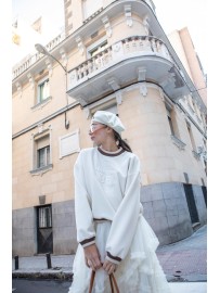 SUDADERA CON ESCUDO COLOR CRUDO