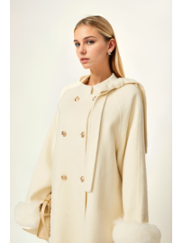 ABRIGO DE LANA BLANCA CON LAZO EN PIEL