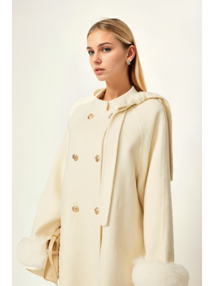 ABRIGO DE LANA BLANCA CON LAZO EN PIEL