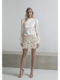 BLUSA CON ESPALDA AL AIRE Y CUELLO