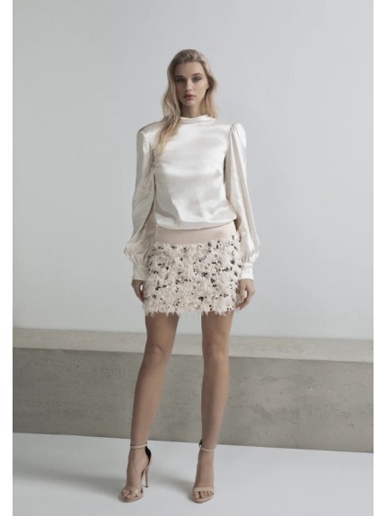 BLUSA CON ESPALDA AL AIRE Y CUELLO