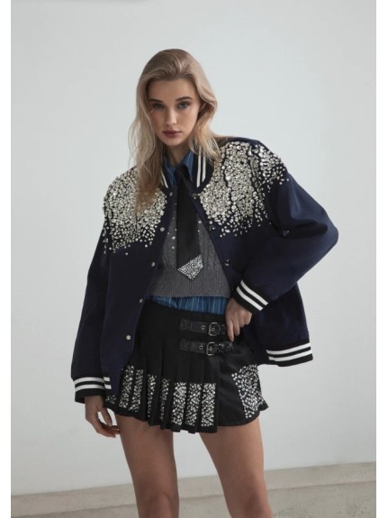CHAQUETA BOMBER CON BOTONES Y PIEDRAS BORDADOS A MANO