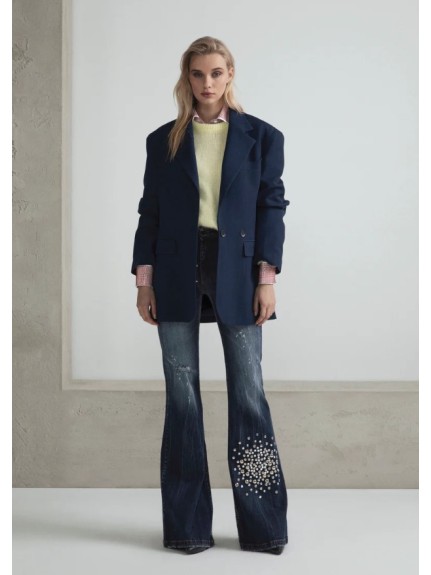 DENIM ACAMPANADO CON APLICACIÓN DE STRASS Y TACHUELAS