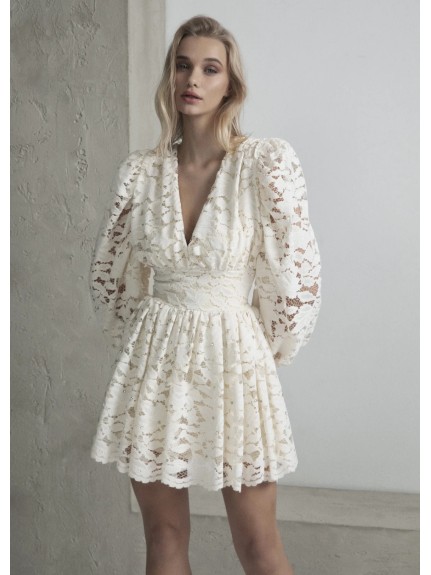 VESTIDO ICÓNICO ESCOTE EN V DE ENCAJE CON CRISTALES BORDADOS