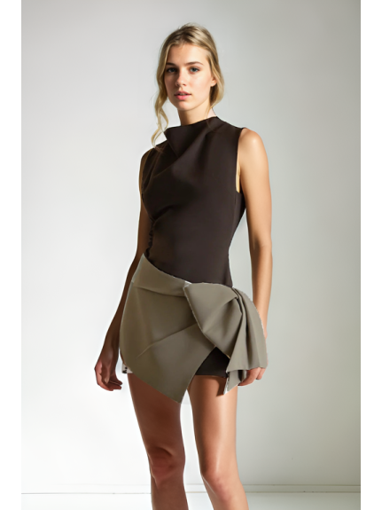 VESTIDO MINI MARRÓN CON LAZO EN CONTRASTE
